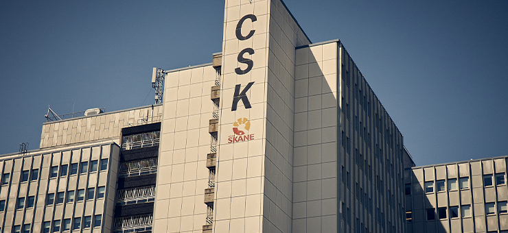 Vit byggnad med bokstäverna CSK på. 