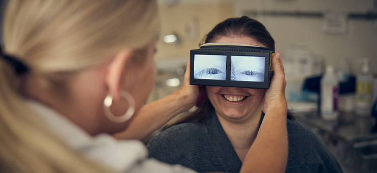 Patient som får ögonen undersökta av läkare.