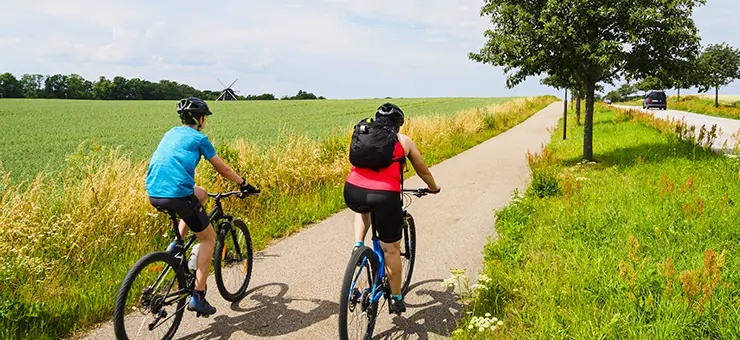 Två personer som cyklar.