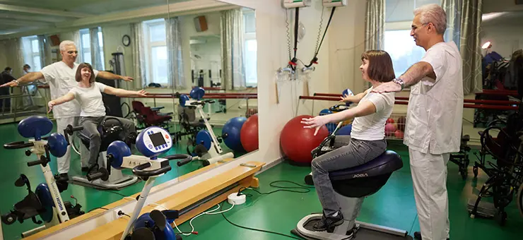 Patient gör övningar med behandlare