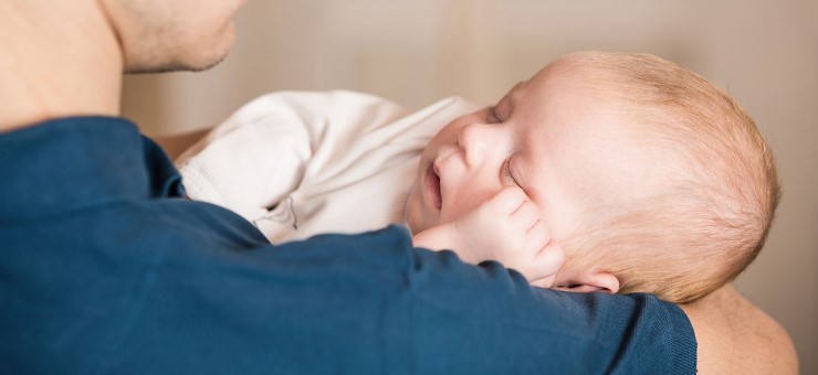 Pappa håller i sin bebis