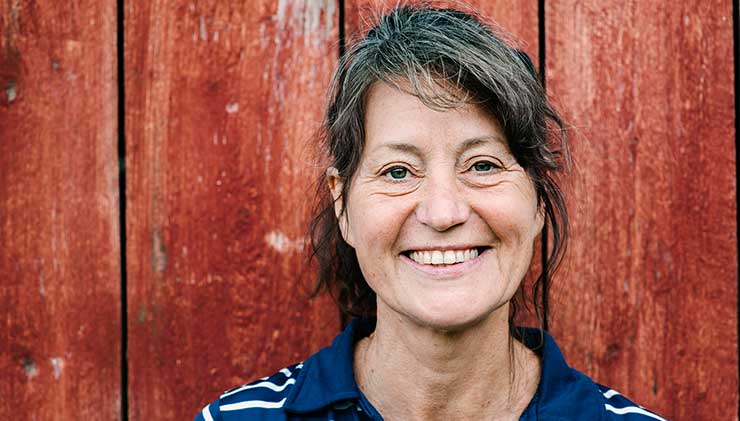 Porträtt på leende kvinna i medelåldern