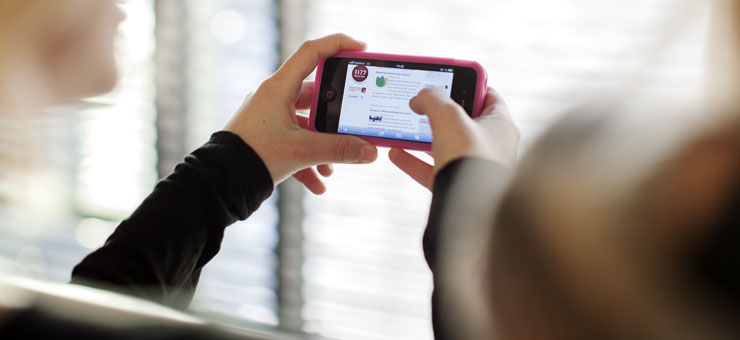 Person som håller i mobil