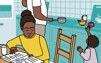 Flicka sitter vid köksbord och läser. i bakgrunden står en förälder vid spisen och ett yngre barn sträcker sig efter en frukt på köksbänken. Illustration.