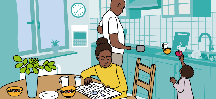 Flicka sitter vid köksbord och läser. i bakgrunden står en förälder vid spisen och ett yngre barn sträcker sig efter en frukt på köksbänken. Illustration.