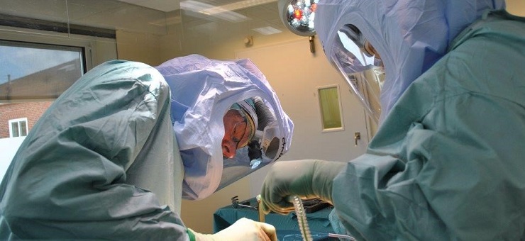 Två läkare opererar en patient.