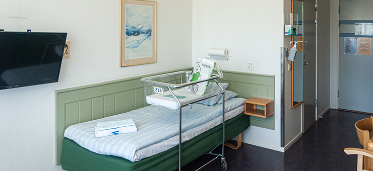 Rum med enkelsäng och sovplats för bebis på BB-avdelning familj på Patienthotellet. 